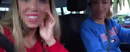 Dos youtubers, muy criticadas por un vídeo en el que aparecen lanzando magdalenas a personas sin hogar desde su coche Dos youtubers, muy criticadas por un vídeo en el que aparecen lanzando magdalenas a personas sin hogar desde su coche