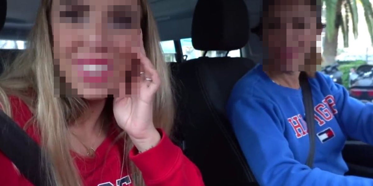 Dos youtubers, muy criticadas por un vídeo en el que aparecen lanzando magdalenas a personas sin hogar desde su coche