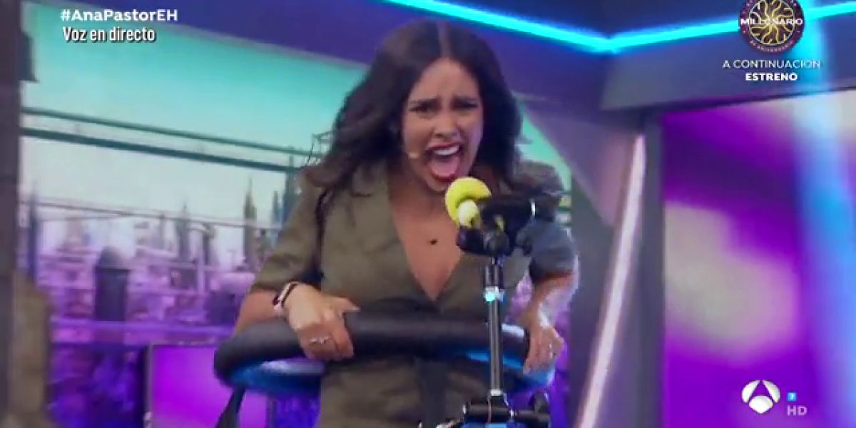 Cristina Pedroche da el 'cante' en un innovador micrófono oscilante en 'El Hormiguero 3.0'
