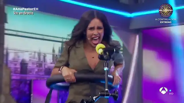 Cristina Pedroche da el 'cante' en un innovador micrófono oscilante en 'El Hormiguero 3.0'