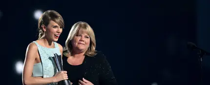 Taylor Swift y su madre donan 50.000 dólares a una madre de 5 hijas tras perder a su marido a causa del coronavirus Taylor Swift y su madre donan 50.000 dólares a una madre de 5 hijas tras perder a su marido a causa del coronavirus