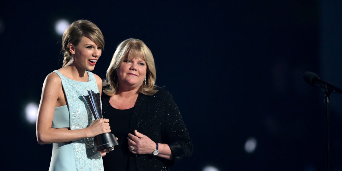 Taylor Swift y su madre en una entrega de premios