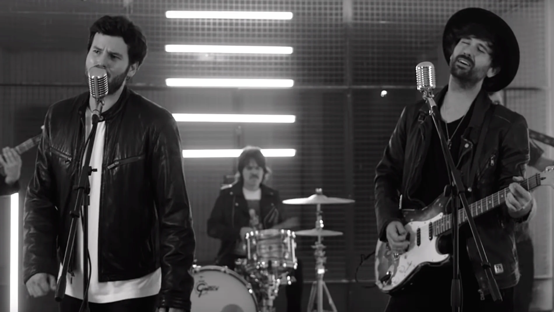 David Otero y Willy Bárcenas en el vídeo de 'Una foto en blanco y negro' David Otero y Willy Bárcenas en el vídeo de 'Una foto en blanco y negro'