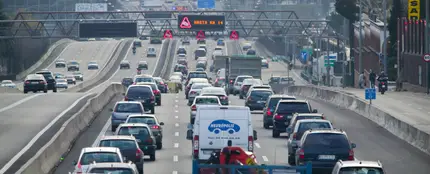 Una autovía con atasco Una autovía con atasco