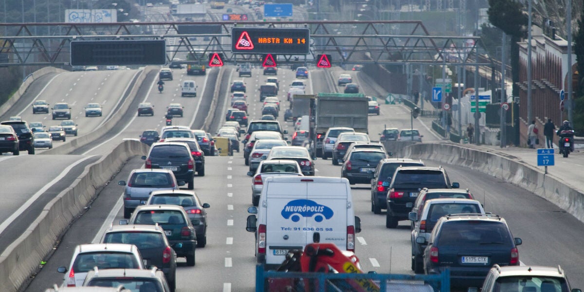 Una autovía con atasco