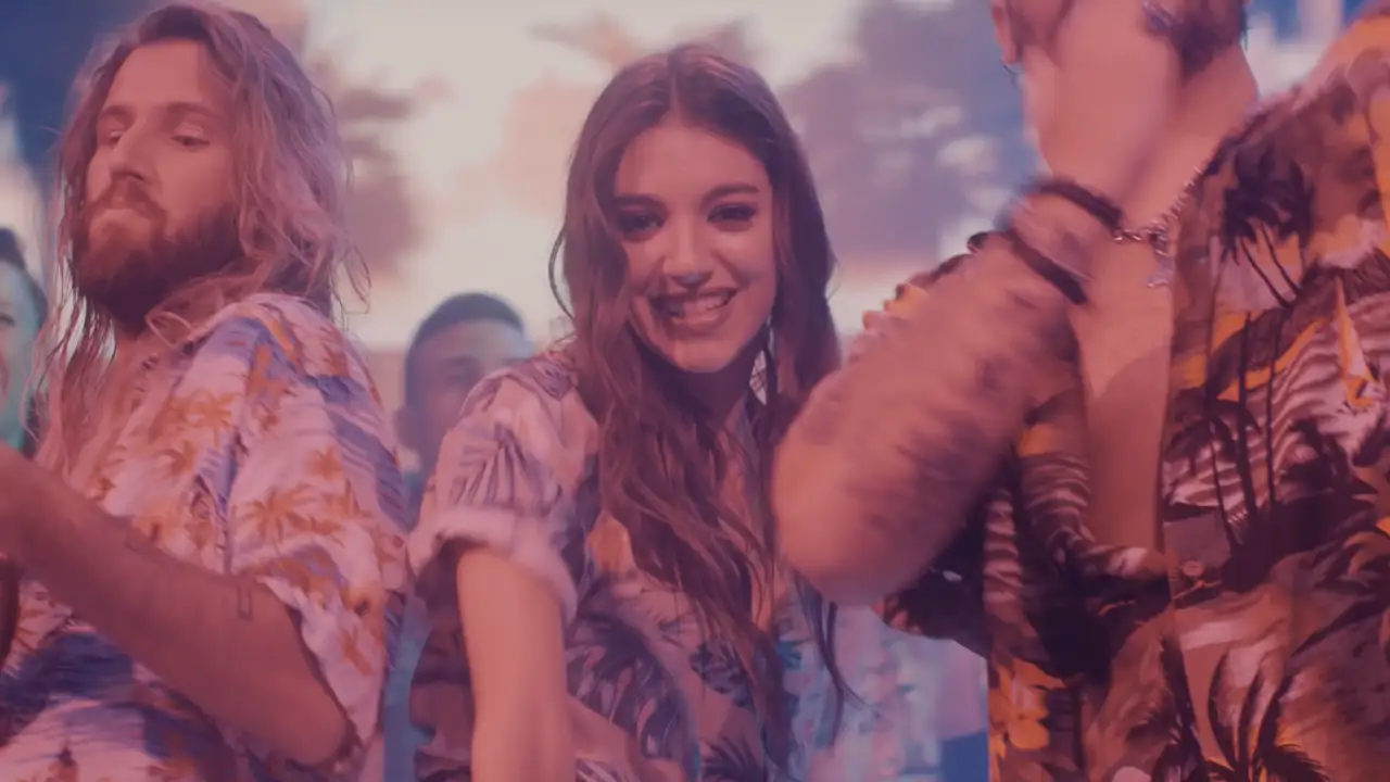 Bombai y Ana Guerra en el videoclip de 'Robarte el Corazón' Bombai y Ana Guerra en el videoclip de 'Robarte el Corazón'