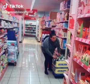 Una mujer pillada haciendo un cambiazo de huevos en el supermercado Una mujer pillada haciendo un cambiazo de huevos en el supermercado