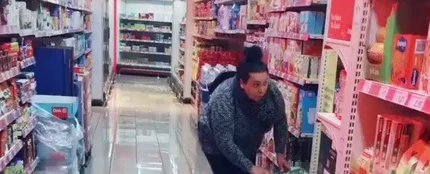 Una mujer pillada haciendo un cambiazo de huevos en el supermercado Una mujer pillada haciendo un cambiazo de huevos en el supermercado