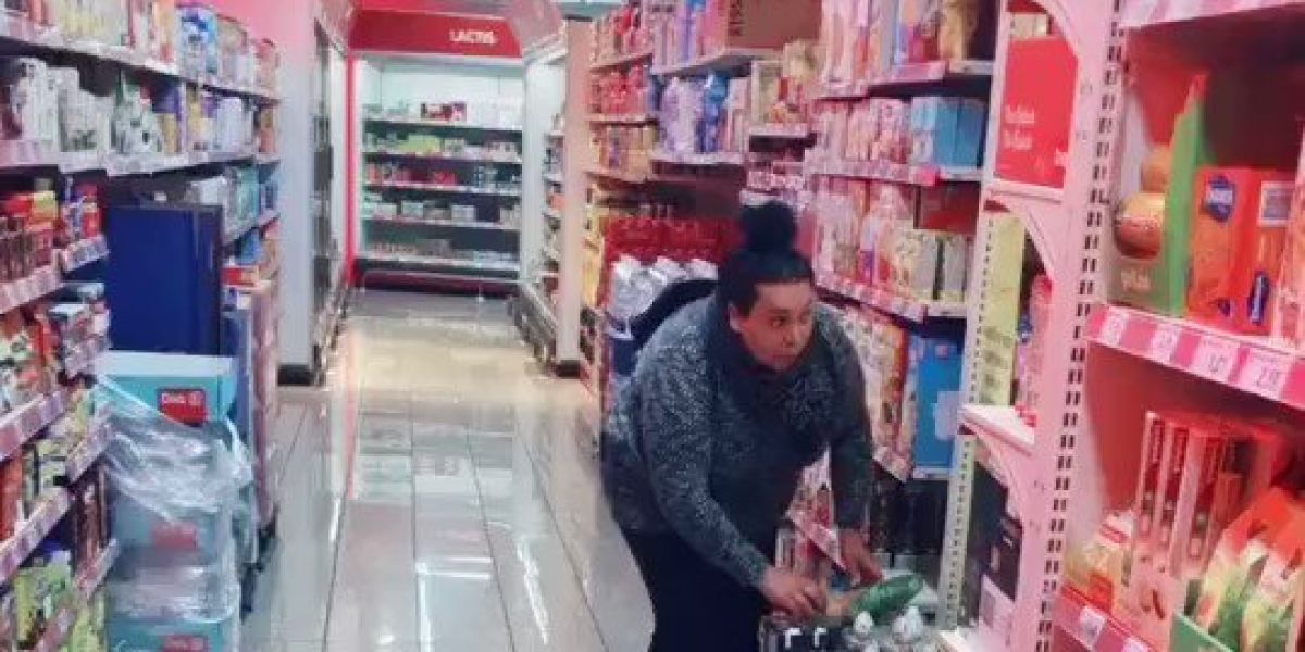 Una mujer pillada haciendo un cambiazo de huevos en el supermercado