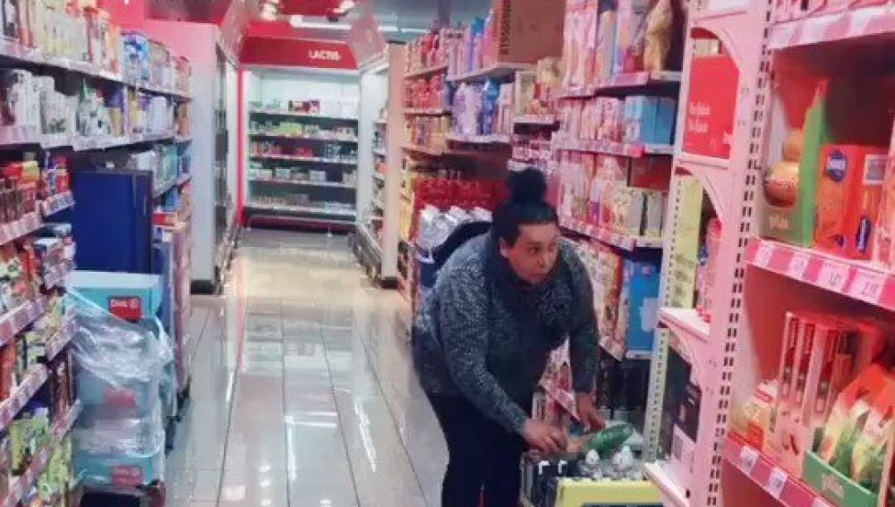 Una mujer pillada haciendo un cambiazo de huevos en el supermercado