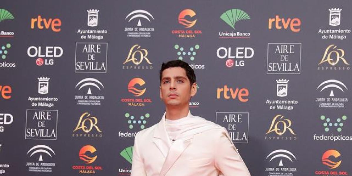 El actor y realizador, Eduardo Casanova, a su llegada a la entrega de los Premios Goya 2020