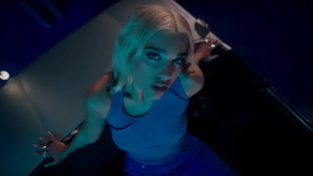Dua Lipa en el videoclip de 'Physical'