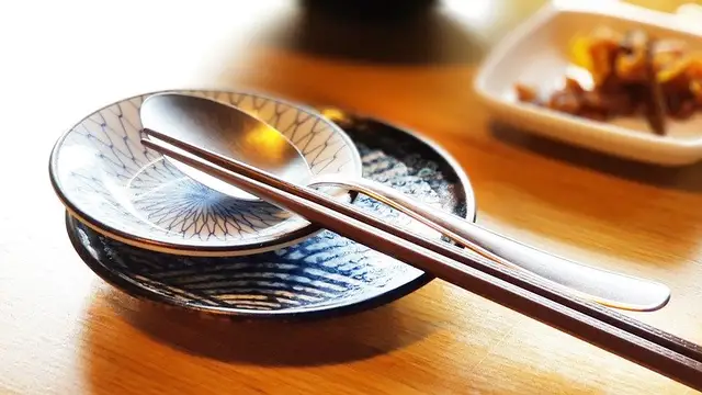 Comer en un restaurante chino, japonés o coreano