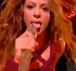 Shakira y su momento sacando la lengua en la Super Bowl Shakira y su momento sacando la lengua en la Super Bowl