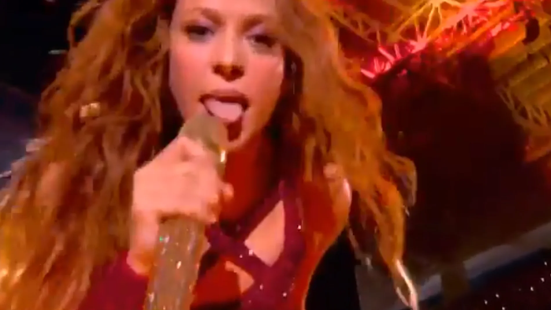 Shakira y su momento sacando la lengua en la Super Bowl Shakira y su momento sacando la lengua en la Super Bowl