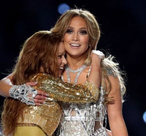 Shakira y Jennifer López se abrazan tras su actuación en la Super Bowl Shakira y Jennifer López se abrazan tras su actuación en la Super Bowl