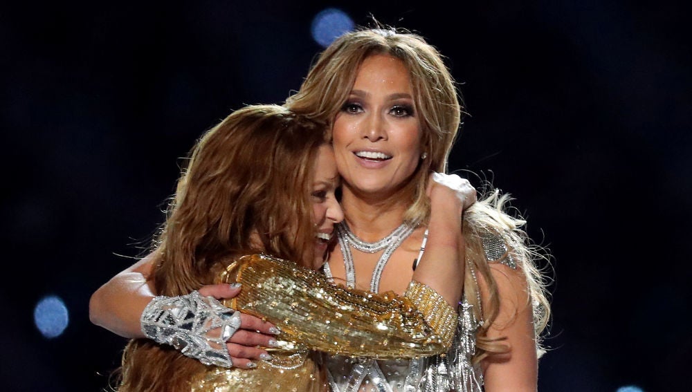 Shakira y Jennifer López se abrazan tras su actuación en la Super Bowl