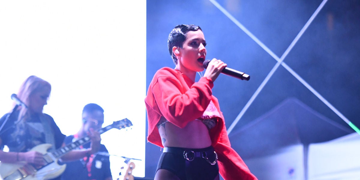 Halsey durante una actuación