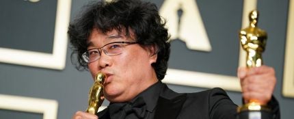 Bong Joon-ho besa uno de los Oscar que ganó por &#39;Parásitos&#39; en la ceremonia de 2020