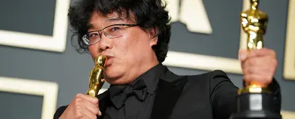 Bong Joon-ho besa uno de los Oscar que ganó por 'Parásitos' en la ceremonia de 2020 Bong Joon-ho besa uno de los Oscar que ganó por 'Parásitos' en la ceremonia de 2020