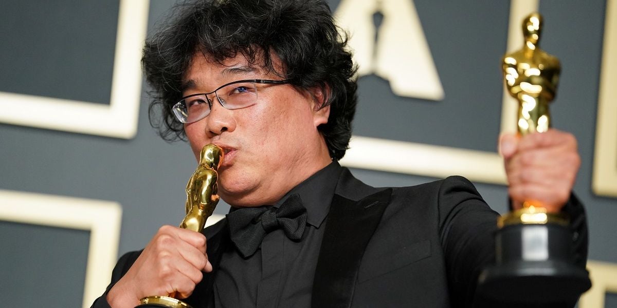Bong Joon-ho besa uno de los Oscar que ganó por 'Parásitos' en la ceremonia de 2020
