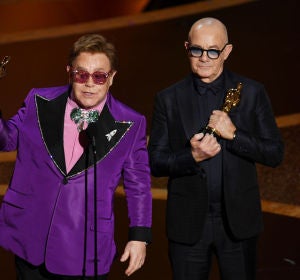 Elton John y Bernie Taupin con su Oscar a Mejor Canción Elton John y Bernie Taupin con su Oscar a Mejor Canción