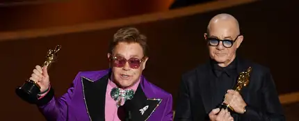 Elton John y Bernie Taupin con su Oscar a Mejor Canción Elton John y Bernie Taupin con su Oscar a Mejor Canción