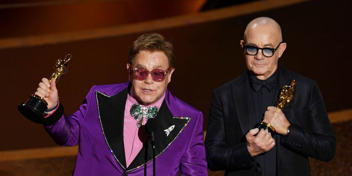 Elton John y Bernie Taupin con su Oscar a Mejor Canción