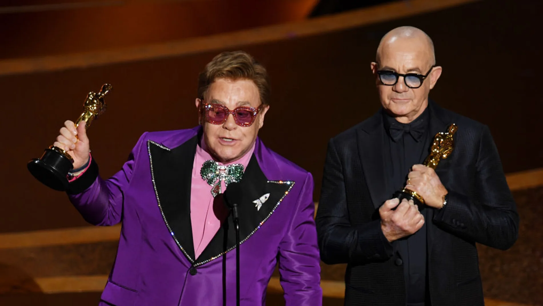 Elton John y Bernie Taupin con su Oscar a Mejor Canción Elton John y Bernie Taupin con su Oscar a Mejor Canción