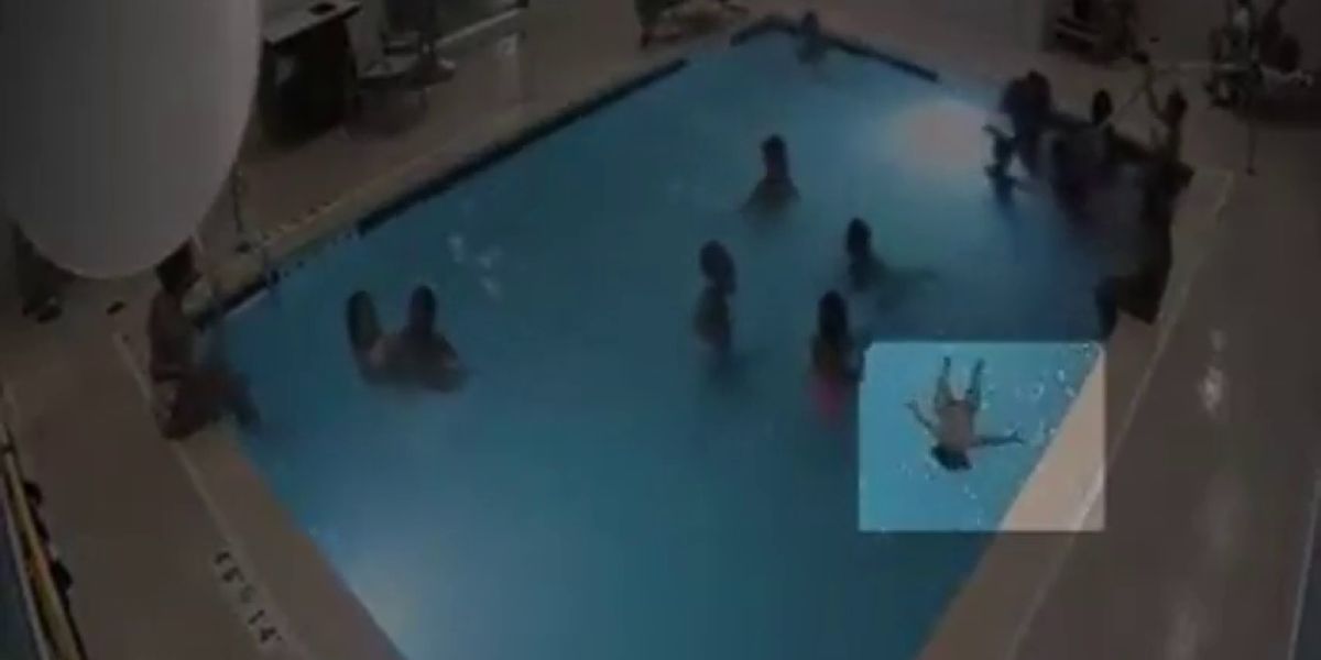 El agónico rescate de un niño de dos años que se estaba ahogando en una piscina sin que nadie se diera cuenta
