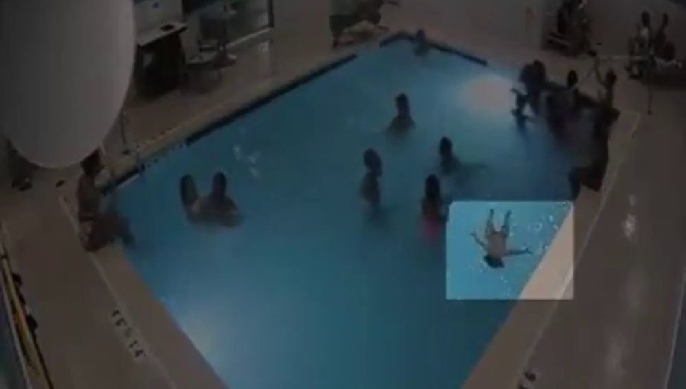 El agónico rescate de un niño de dos años que se estaba ahogando en una piscina sin que nadie se diera cuenta