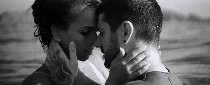 Julia Nakamatsu y Melendi en el vídeo de 'La chica perfecta' Julia Nakamatsu y Melendi en el vídeo de 'La chica perfecta'