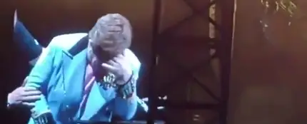 Elton John cancela un concierto tras quedarse sin voz en directo. Elton John cancela un concierto tras quedarse sin voz en directo.