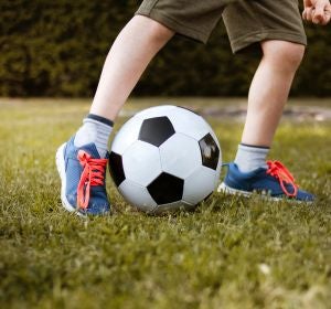 Un niño jugando al fútbol Un niño jugando al fútbol