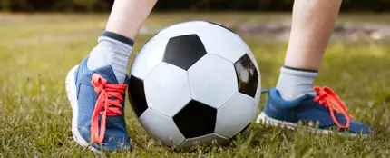 Un niño jugando al fútbol Un niño jugando al fútbol