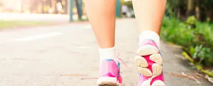 Una mujer caminando Una mujer caminando