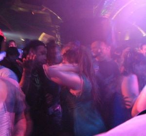 Dos jóvenes en una discoteca Dos jóvenes en una discoteca