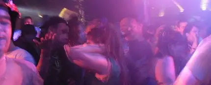 Dos jóvenes en una discoteca Dos jóvenes en una discoteca