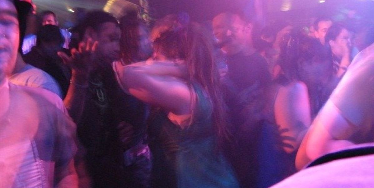 Dos jóvenes en una discoteca