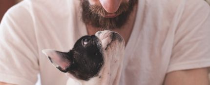 Un hombre con un perro