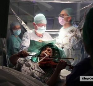 Así es la operación donde una mujer toca el violín mientras le intervienen de un tumor cerebral Así es la operación donde una mujer toca el violín mientras le intervienen de un tumor cerebral
