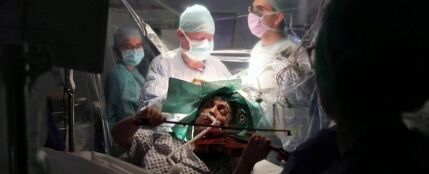 Así es la operación donde una mujer toca el violín mientras le intervienen de un tumor cerebral 