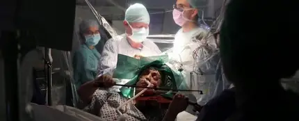 Así es la operación donde una mujer toca el violín mientras le intervienen de un tumor cerebral Así es la operación donde una mujer toca el violín mientras le intervienen de un tumor cerebral