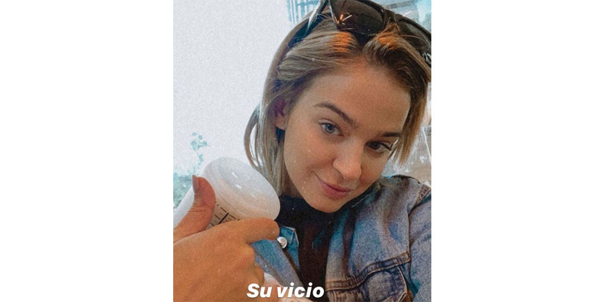 Laura Escanes dándole el biberón a su hija Roma