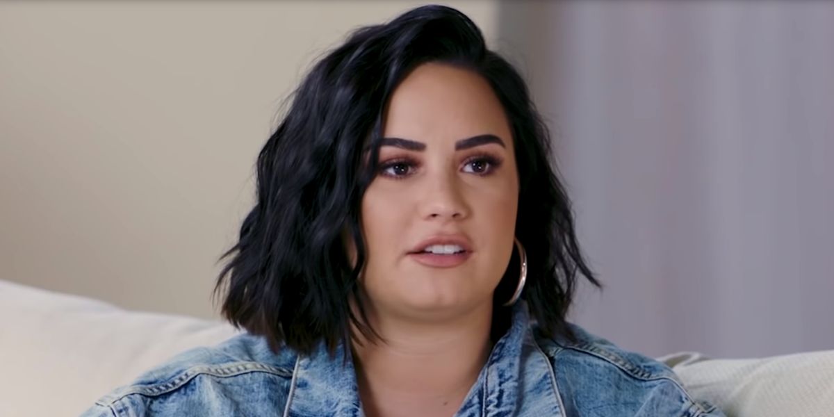 Demi Lovato durante su entrevista con Ashley Graham
