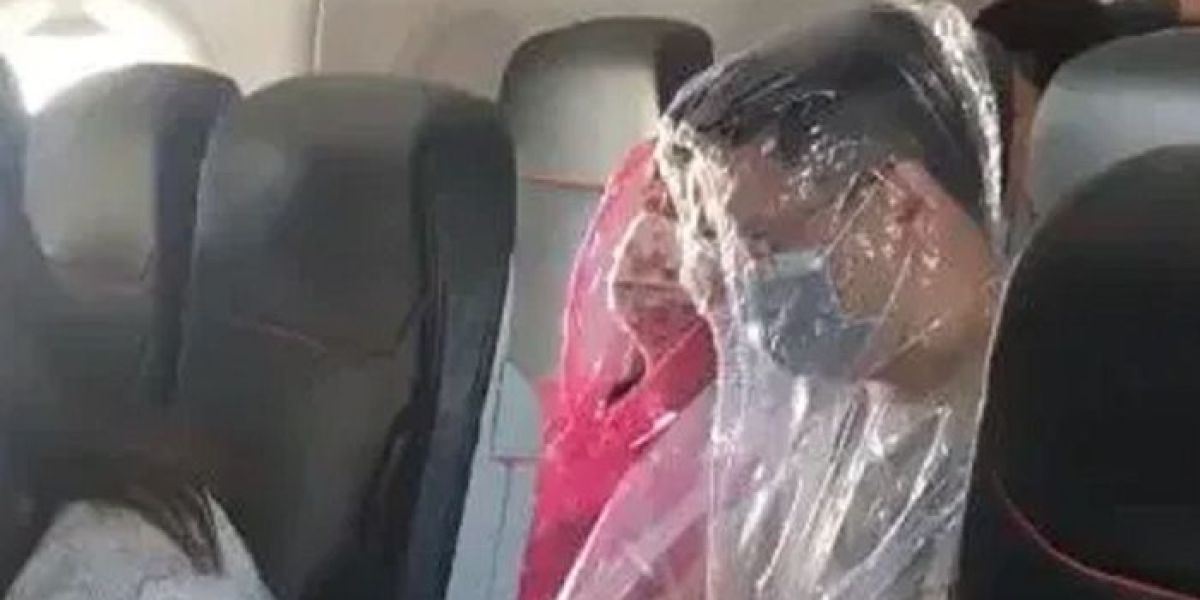 Una pareja envuelta en plásticos por miedo al coronavirus