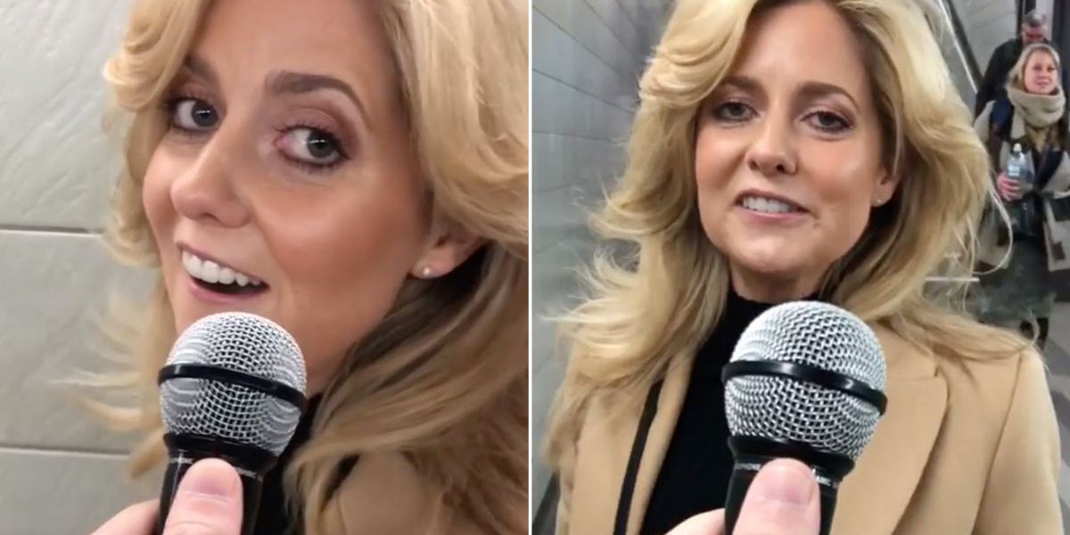 Charlotte Awbery cantando en el metro de Londres