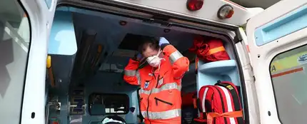 Un enfermero con mascarilla Un enfermero con mascarilla