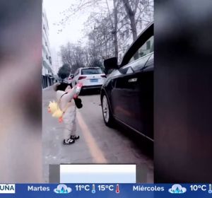 Un niño de 15 meses da una lección medioambiental a un hombre devolviéndole la botella que había tirado al suelo Un niño de 15 meses da una lección medioambiental a un hombre devolviéndole la botella que había tirado al suelo