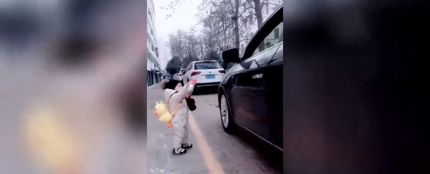 Un niño de 15 meses da una lección medioambiental a un hombre devolviéndole la botella que había tirado al suelo